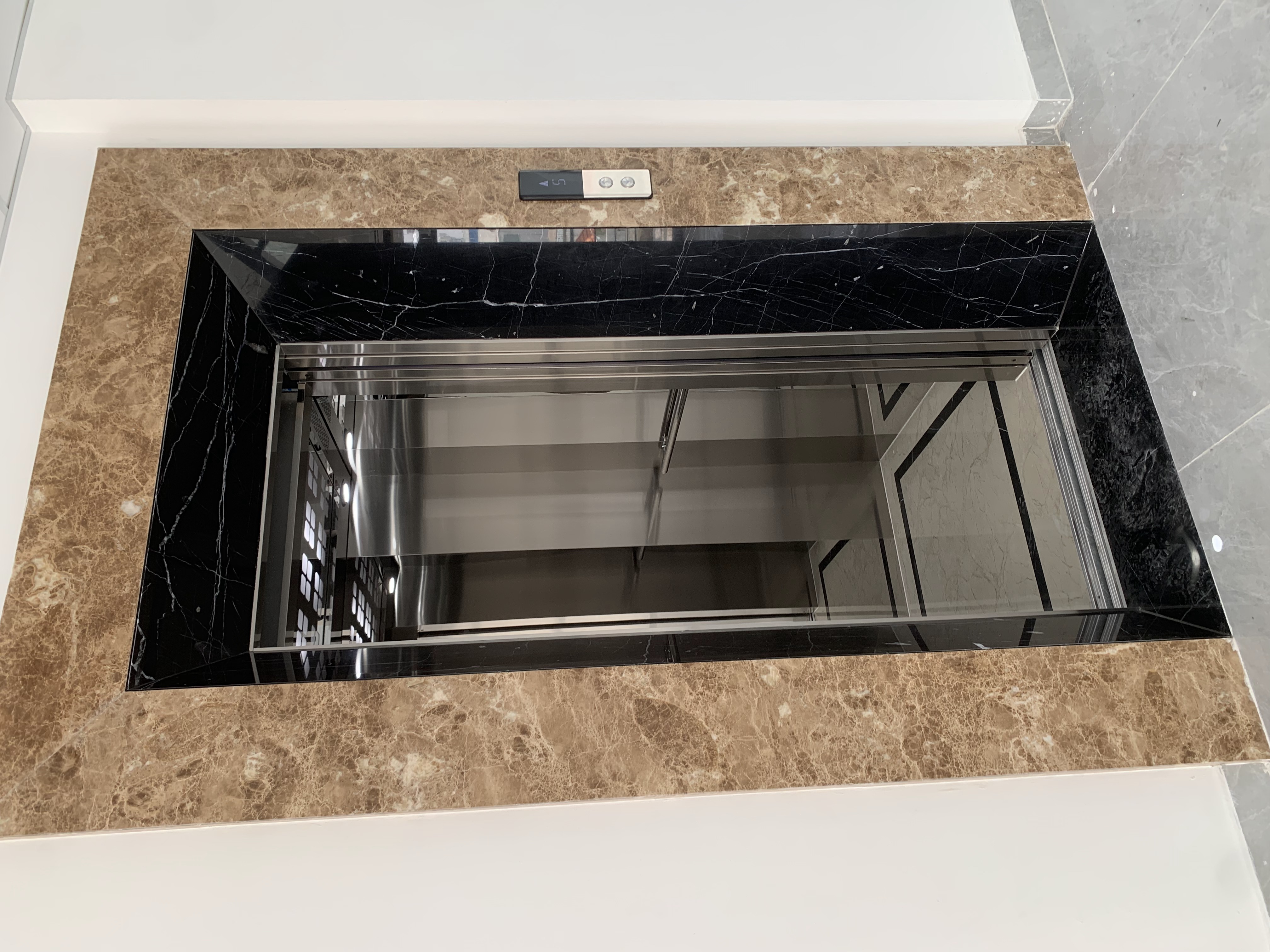 Không cần cầu kỳ vẫn đủ sang trọng với thang máy nhà anh Cảnh - 19 Bis Đặng Văn Ngữ