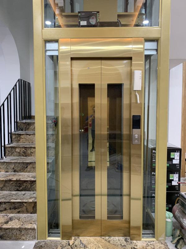 Thang máy ốp kính khung vàng nhà anh Thành - Vườn Lài, Quận 12