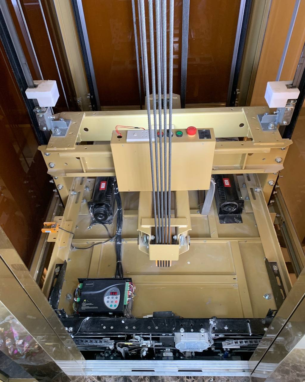 Tại sao giá thang máy nhập khẩu lại cao hơn so với thang máy liên doanh?