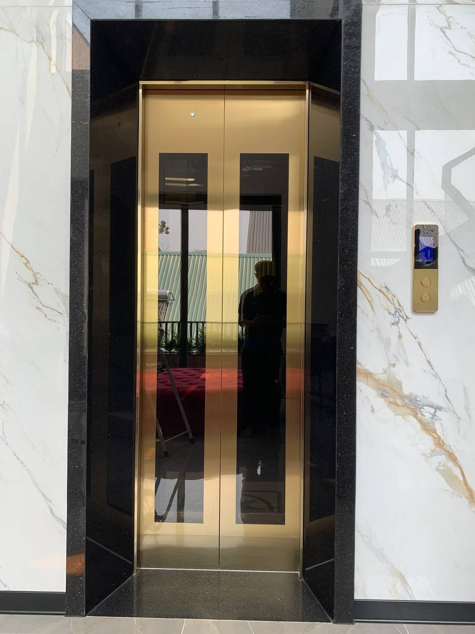 Thang máy cửa kính trà, inox vàng nhà anh Thắng - Bến Cát, Bình Dương