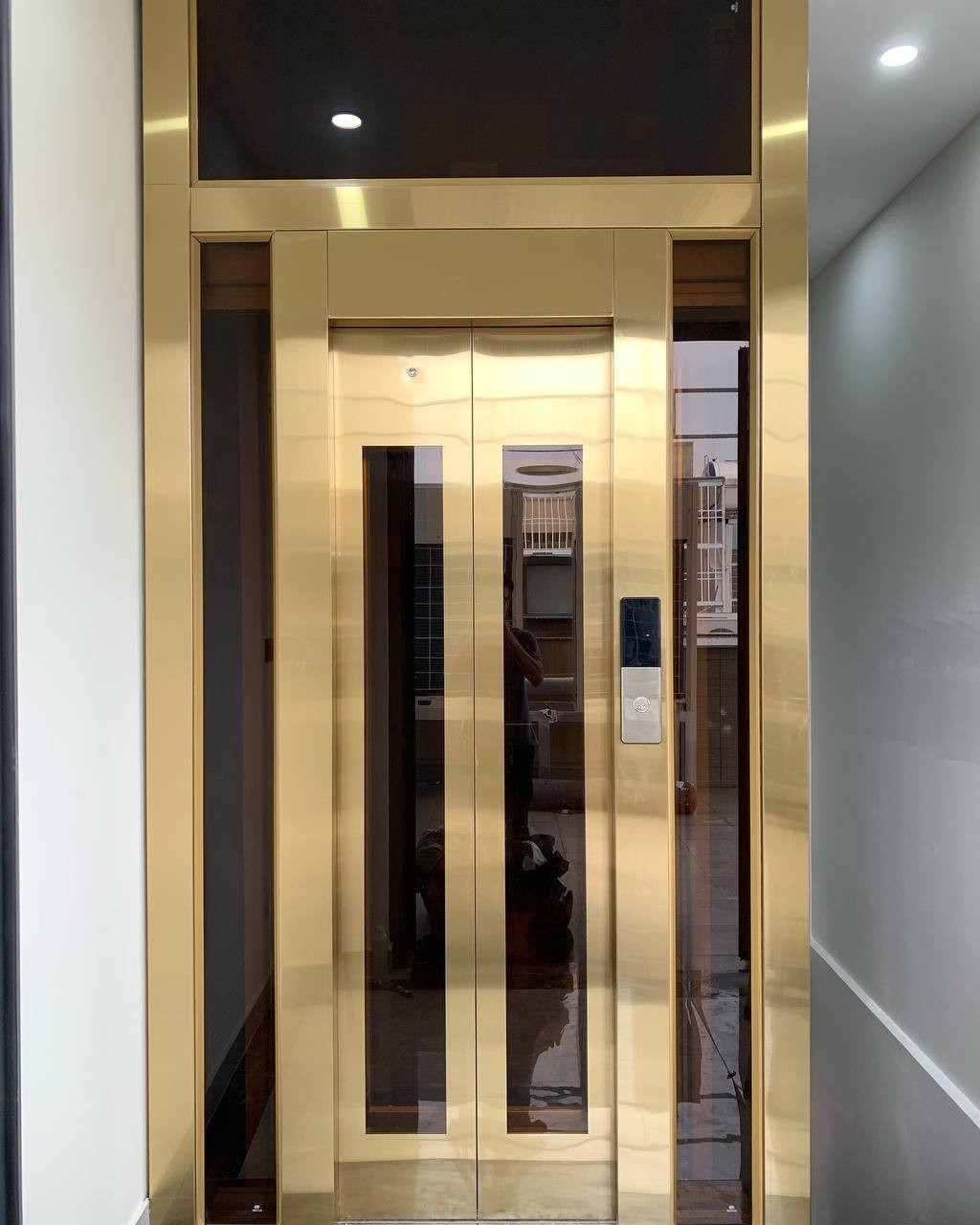 Thang máy kính màu trà, ốp khung inox vàng nhà anh Mạnh - Cityland, Gò Vấp