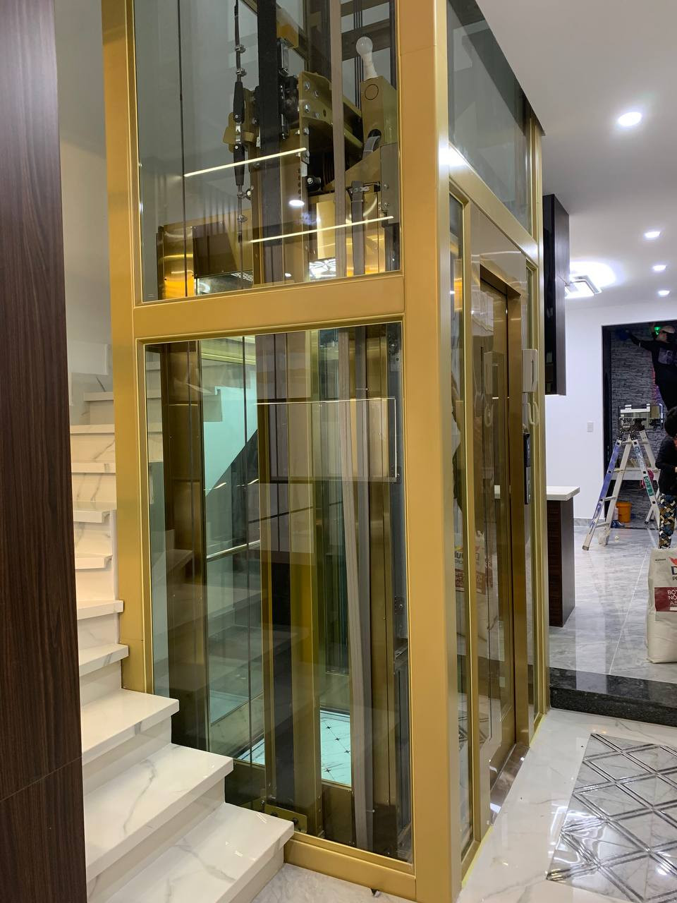 Thang máy kính, khung sơn vàng thịnh hành nhà anh Chung - Nguyễn Văn Lượng, Gò Vấp