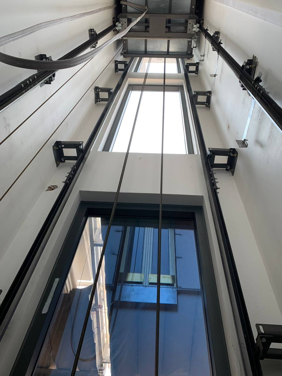 Cơ khí và thẩm mỹ trong thang máy cửa kính nhà anh Khoa - Thủ Dầu Một, Bình Dương