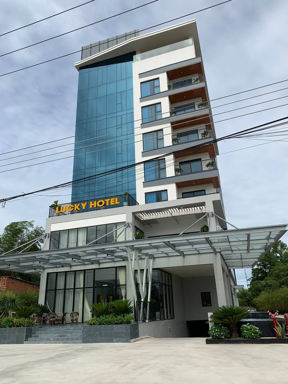 Cái nhìn bao quát 2 thang máy duplex khách sạn Lucky Tây Ninh