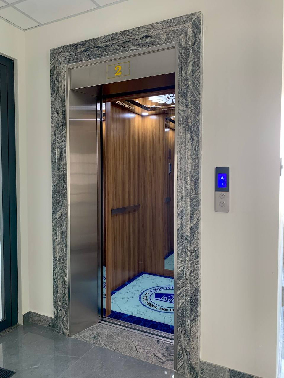 Mẫu thang máy tiêu chuẩn khuôn bao rộng văn phòng Knight Logistics - Cityland, Gò Vấp