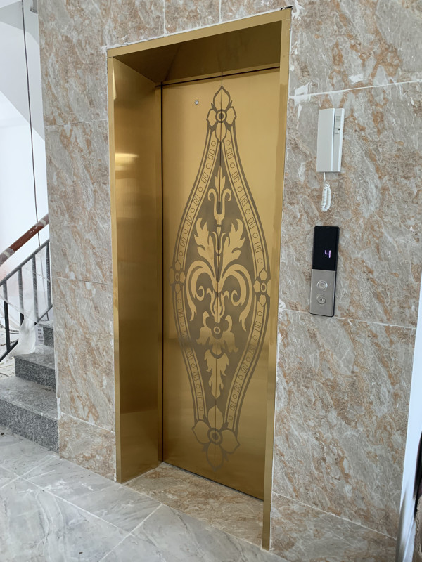 Cửa tầng hoa văn, thang máy nhà anh Thương - Hà Huy Giáp - Quận 12