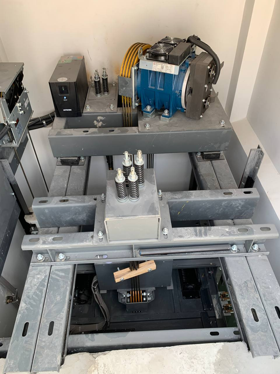 Công suất định mức và công suất thực tế trong thang máy