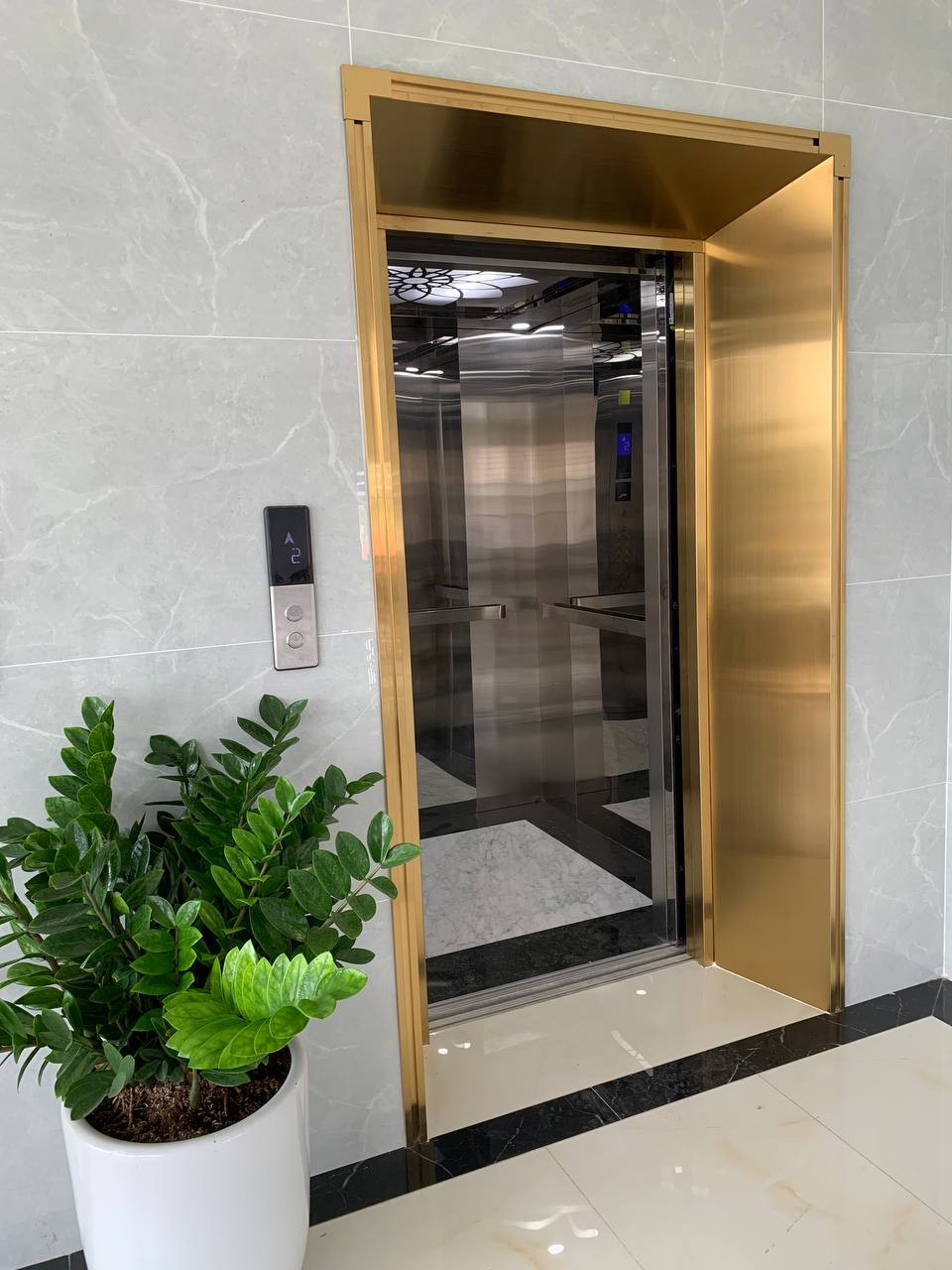 Tại sao lắp gương trong thang máy?