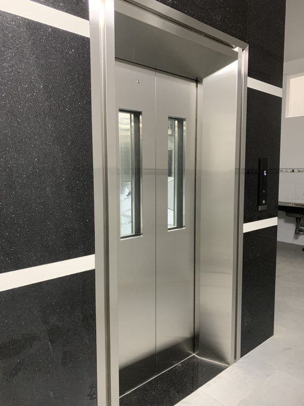 Thang máy khung bao rộng công trình anh Trung - đường Kênh 19/5, Tây Thạnh