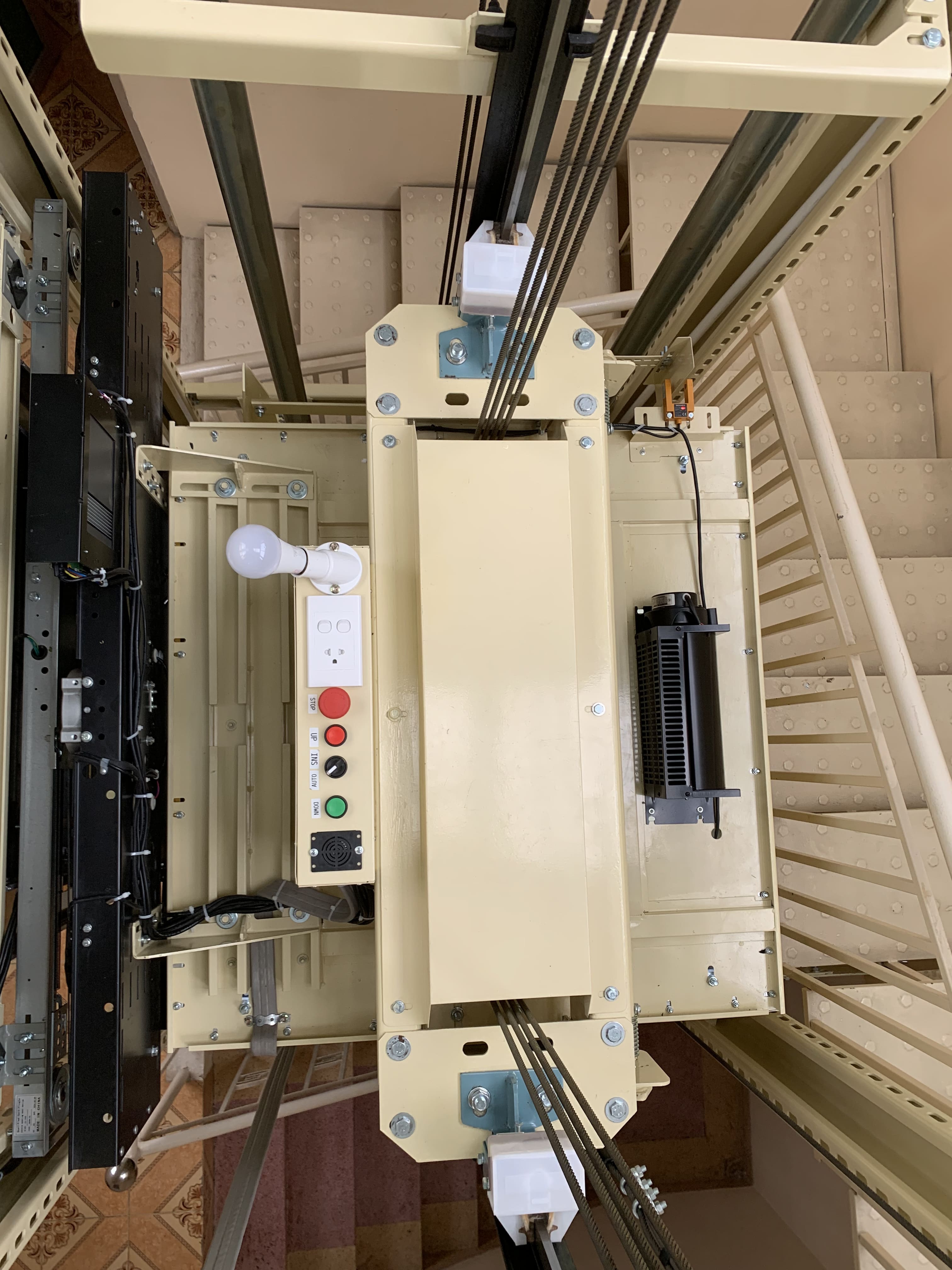 Kính Màu Trà, Lựa Chọn Thông Minh Cho Thang Máy Gia Đình Chú Minh - An Bình, Q.5